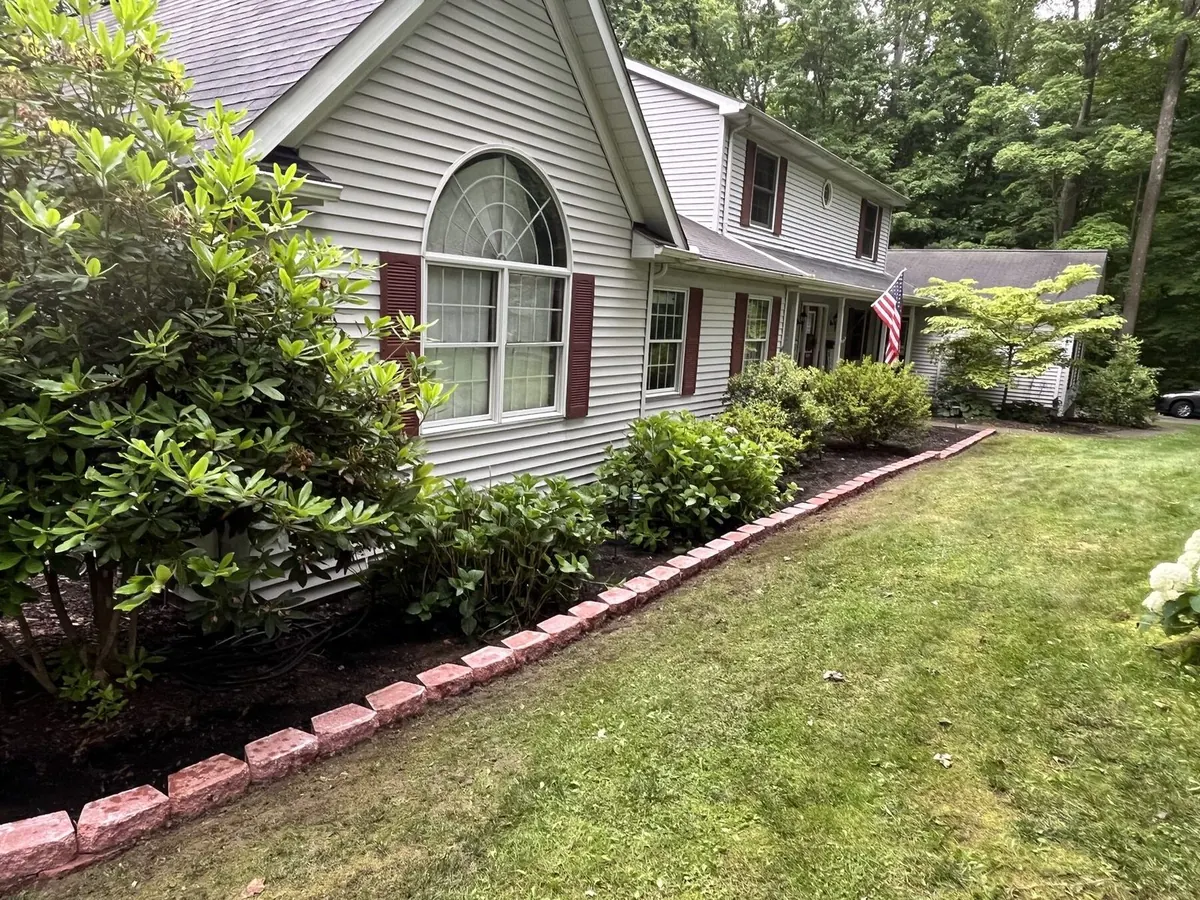 Mulch bed with curved edge